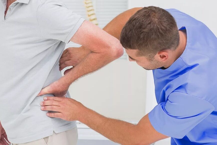 Alaseljavaluga patsient diagnostilisel uurimisel arsti poolt